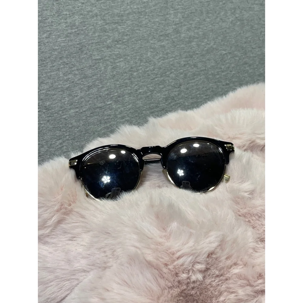 Unisex AONOR Sunglasses One Size Black and Gold